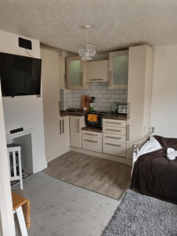 Little Dorrit Studio Flat 5 Rochester Me1 1Xz Strood Exterior photo